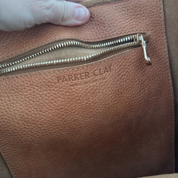 Parker Clay Spacious Tan Leather Shoulder Bag - Picture 3 of 6